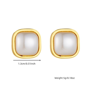 Minimalist square pearl earrings in gold-plated stainless steel with 1.3cm dimensions