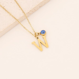 Détail du collier plaqué or avec pendentif lettre W et breloque œil bleu