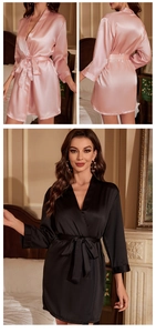 Détails des peignoirs en satin rose et noir avec col en V et ceinture en tissu soyeux