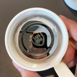 Detail of 304 stainless steel inner lid with food-grade SUS 304 engraving