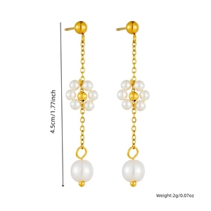 Détail de boucles d'oreilles perles avec longueur de 4,5 cm et un poids de 2 g