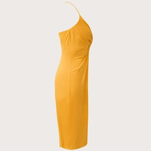 Robe midi moulante jaune gingembre avec dos croisé élégant et fente latérale chic
