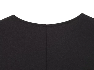 Detailaufnahme der schwarzen Stoffstruktur und Nähte eines eleganten Damenoberteils