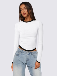 T-shirt blanc à manches longues ajusté avec col rond contrasté noir et ourlet arrondi