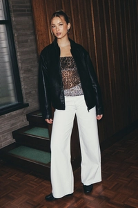 Pantalon large blanc à taille haute stylé avec veste en cuir noir et haut à motif léopard