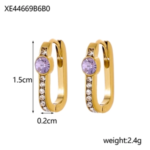 Detailed view of U-shaped gold earrings with lilac crystal and size specifications