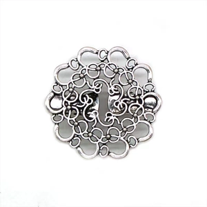 Détail de clip pour cardigan en argent vintage avec gravure celtique complexe