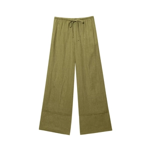 Dettaglio dei pantaloni larghi verde oliva con coulisse e tessuto in trama di lino