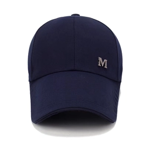 Casquette de baseball en coton bleu marine avec logo M en métal argenté et visière courbe