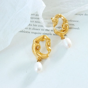 Boucles d'oreilles dorées à texture lave avec pendentifs en perles d'eau douce baroques
