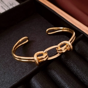 Dettaglio del bracciale rigido ovale placcato oro 18K con doppio nodo a torsione
