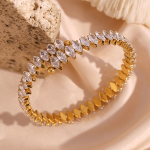 Dettaglio del bracciale placcato oro con doppia fila di zirconi taglio marquise