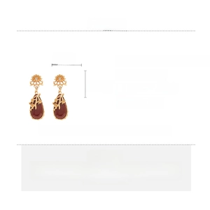 Détails des boucles d'oreilles fleurs vintage avec gouttes en résine rouge