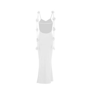 Détail d'une robe longue blanche avec des accents de fleurs de rose 3D sur les bretelles