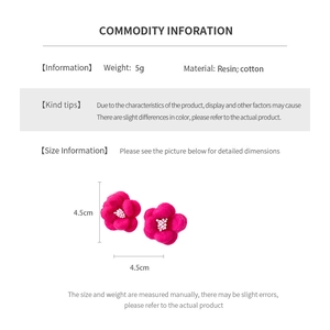 Detailed size information for rose red resin flower earrings measuring 4.5cm by 4.5cm