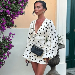 Dettaglio dell'abitino a pois con scollo a V e maniche a lanterna molto eleganti