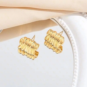 Boucles d'oreilles créoles dorées au design papier froissé avec finition texturée rétro chic