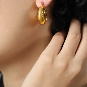 Boucles d'oreilles créoles dorées en U en acier titane poli au style minimaliste