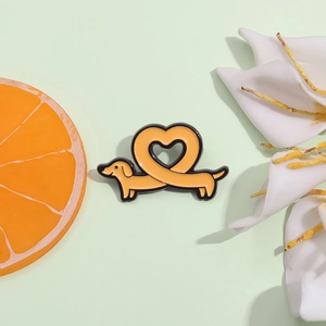 Broche créative en émail en forme de cœur avec teckel orange en alliage de zinc