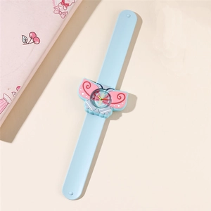 Détail de montre slap pour enfants en silicone bleu avec motif papillon et cadran lisible