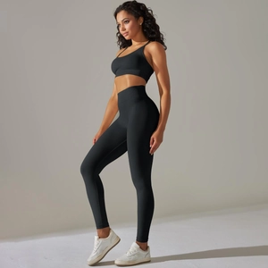 Vue latérale de l'ensemble de yoga noir avec legging taille haute et brassière