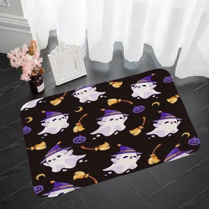 Λεπτομέρεια από το χαλάκι Halloween με φάντασμα σε σκούρο ξύλινο δάπεδο