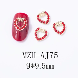 Vue macro de charmes pour ongles en forme de cœur rouge 9x9,5mm avec métal doré et nœud