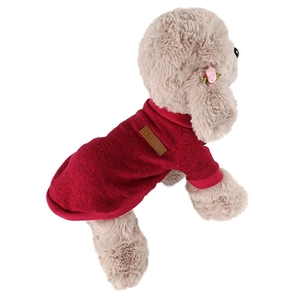 Detailansicht roter Strickpullover für Hunde mit klassischem Lederetikett auf Weiß