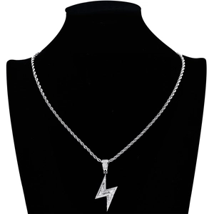 Collier pendentif éclair hip-hop argenté avec zircons incrustés sur mannequin noir chic