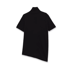 Détail d'un t-shirt noir ajusté à col montant avec une coupe asymétrique sur le bas