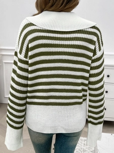Detail der Rückansicht mit grün-weißen Streifen an einem Damen-Strickpullover