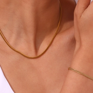 Detail of 18K gold plated stainless steel 3mm foxtail chain necklace and bracelet set