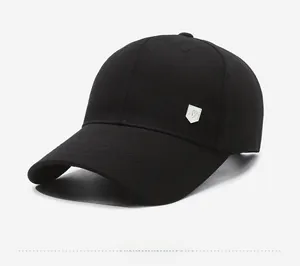 Dettaglio del cappellino da baseball nero con tessuto in saia e logo a scudo metallico laterale