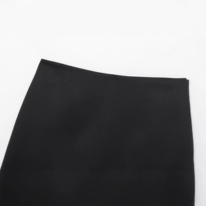 Short femme tendance noir à taille haute avec ourlet en dentelle et tissu élastique