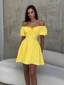 Gelbes schulterfreies Minikleid mit Puffärmeln, Schnürung an der Taille und A-Linien-Schnitt