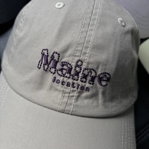 Casquette de baseball en coton beige avec broderie Maine violette et bord large rétro