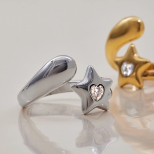 Polished 18K gold stainless steel star ring with heart diamond in silver and gold finish