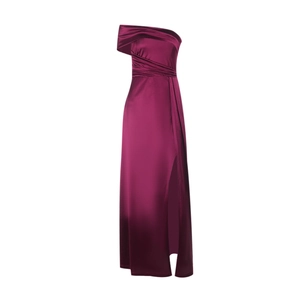 Détails de la robe de soirée asymétrique en satin bordeaux avec fente haute élégante