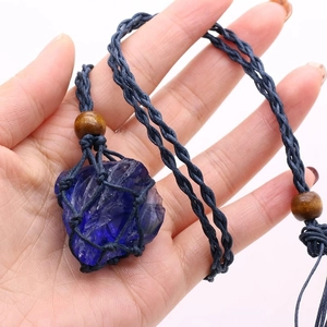 Colgante de red tejida a mano con piedra de cristal azul oscuro crudo en un collar