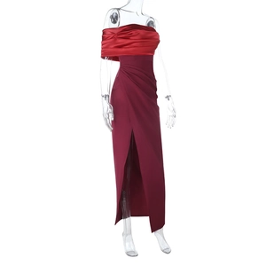 Détail de la robe de soirée en satin bordeaux à épaules dénudées et fente haute