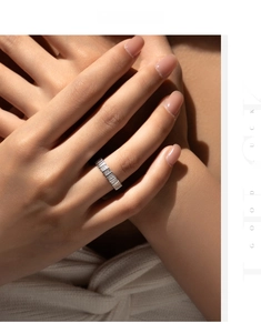 Détail de la bague en argent S925 avec pavé de moissanite portée par un mannequin