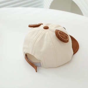 Detailansicht der Panda-Babymütze mit verstellbarem Riemen und 3D-Ohren hinten
