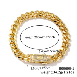 Detail eines goldenen Panzerarmbands mit Zirkonia-Kastenverschluss und S-Gravur-Verzierung
