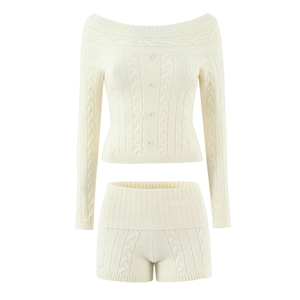 Ensemble blanc en maille torsadée avec pull à épaules dénudées et short boutonné