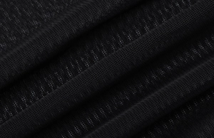 Gros plan sur le tissu en maille noire montrant la texture respirante du body