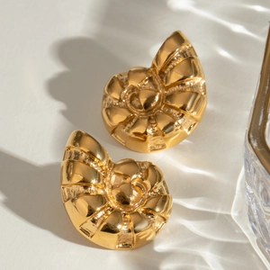 Eleganti orecchini a conchiglia in acciaio inossidabile placcato oro 18k su sfondo neutro