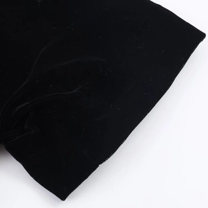 Nahaufnahme der schwarzen Samtstofftextur mit elegantem Glanz und weichem Griff