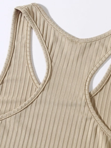 Détail du débardeur en maille kaki montrant la texture côtelée et le col nageur