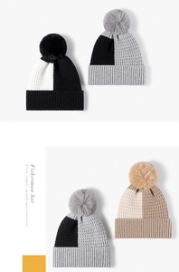 Détails de la texture en maille côtelée et du design bicolore sur ce bonnet d'hiver chaud