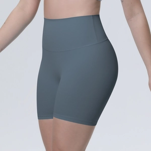 Détail du short de yoga bleu-gris foncé avec taille haute et maintien du ventre
